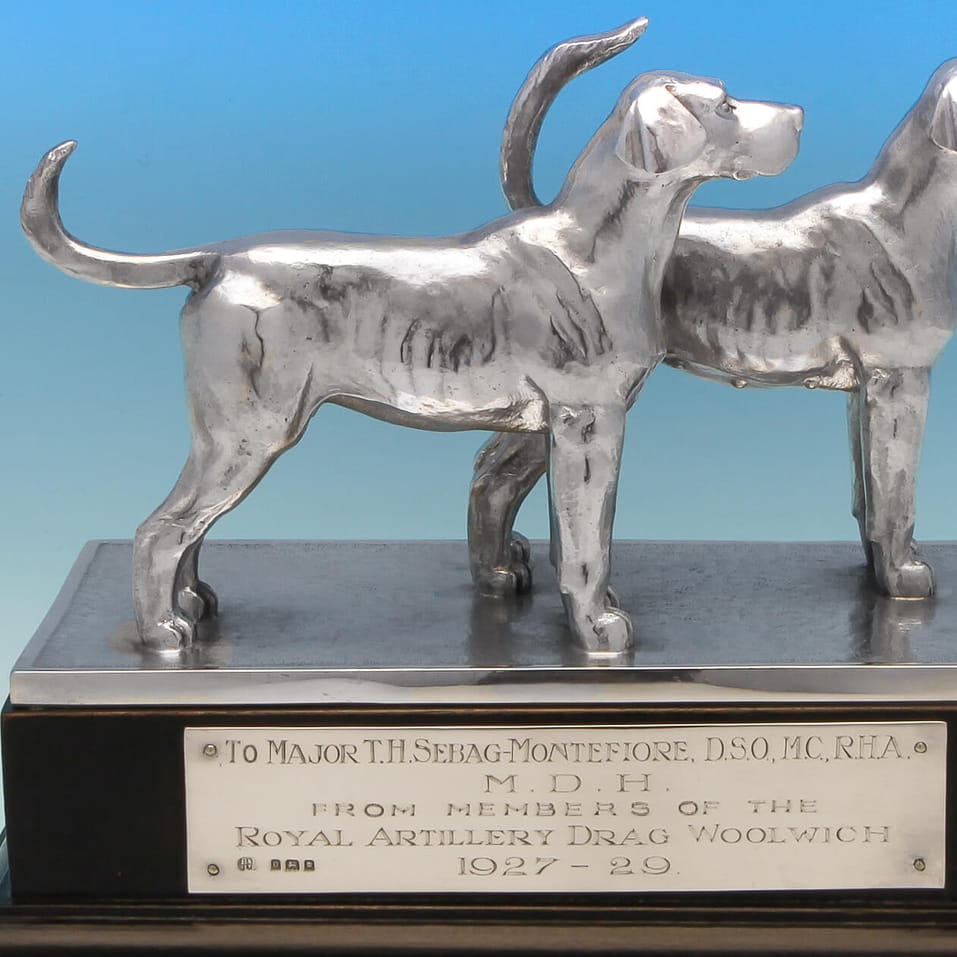 Sterling Silver Model of a Pair of Dogs with Military Interest - Blackmore & Fletcher Ltd., hallmarked in 1929 London - George V - Image 2