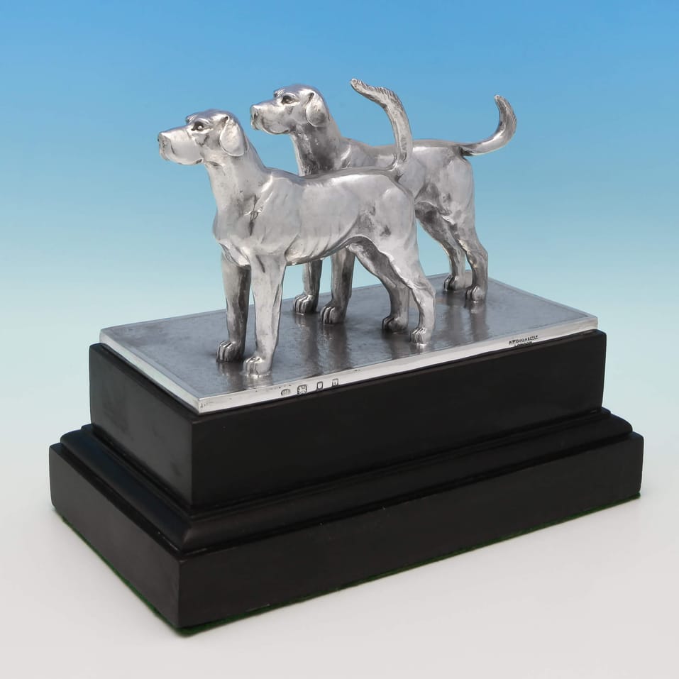 Sterling Silver Model of a Pair of Dogs with Military Interest - Blackmore & Fletcher Ltd., hallmarked in 1929 London - George V - Image 3