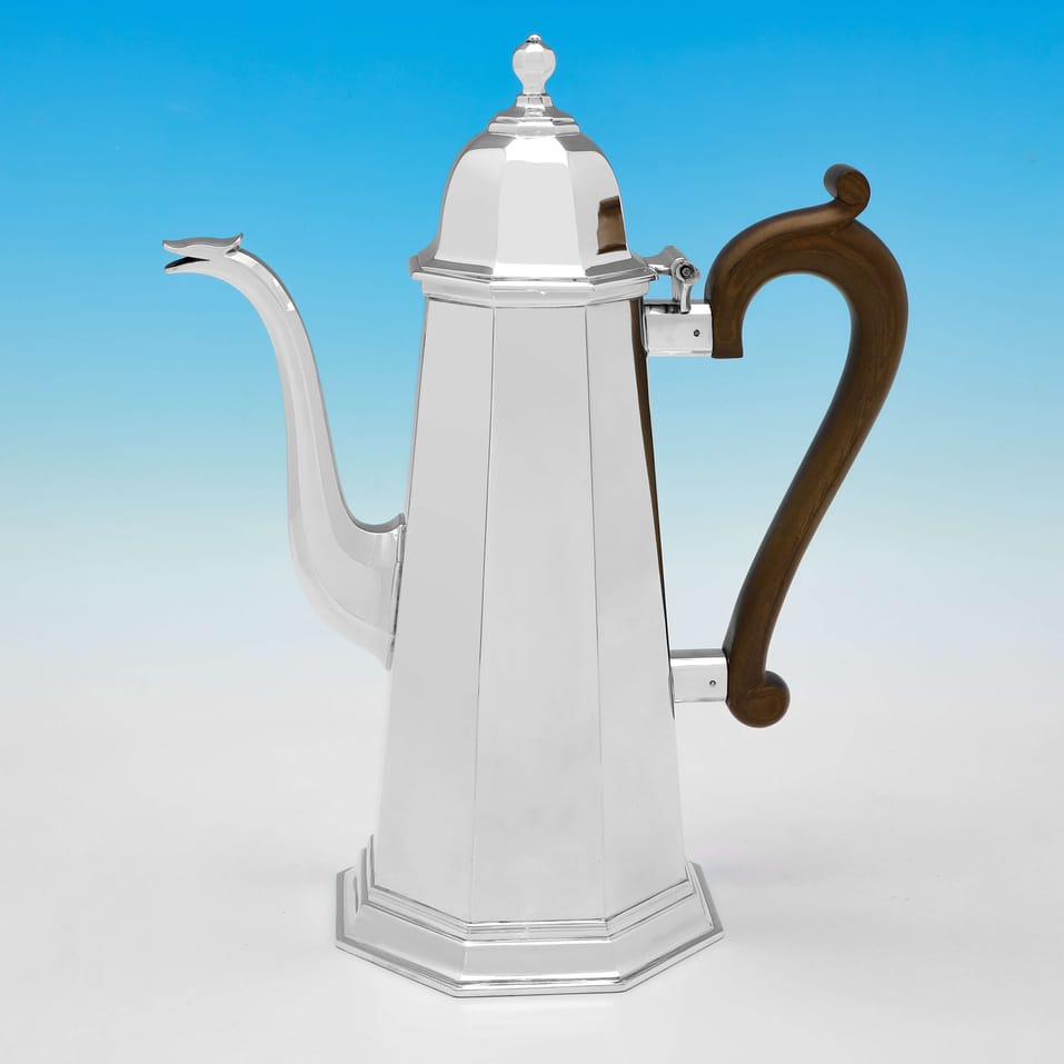 Britannia Standard Silver Coffee Pot - Garrard & Co., hallmarked in 1977 London - Elizabeth II