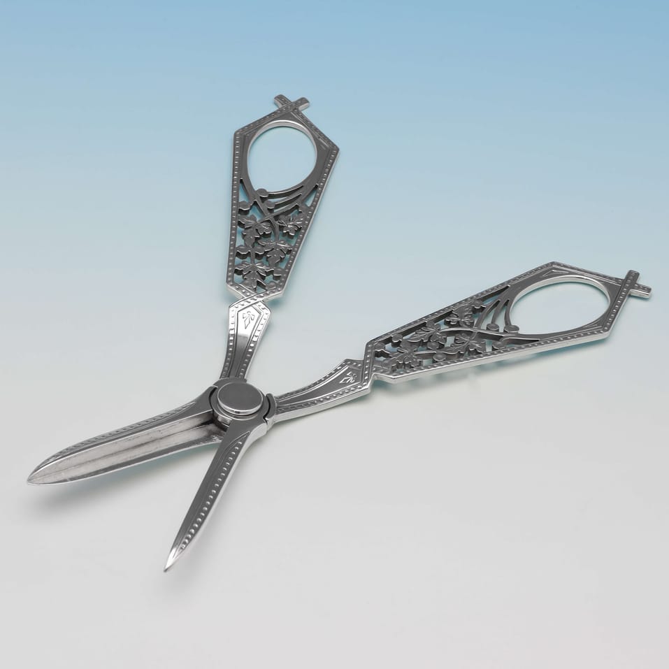 Antique Sterling Silver Pair of Aesthetic Period Grape Shears - Francis Higgins, hallmarked in 1893 London - Victorian - Image 2