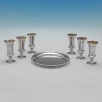 Sterling Silver Set of 6 Kiddush Cups on Tray - A. T. Cannon Ltd & R. E. Porter, hallmarked in 1976 Birmingham - Elizabeth II - Thumbnail 2