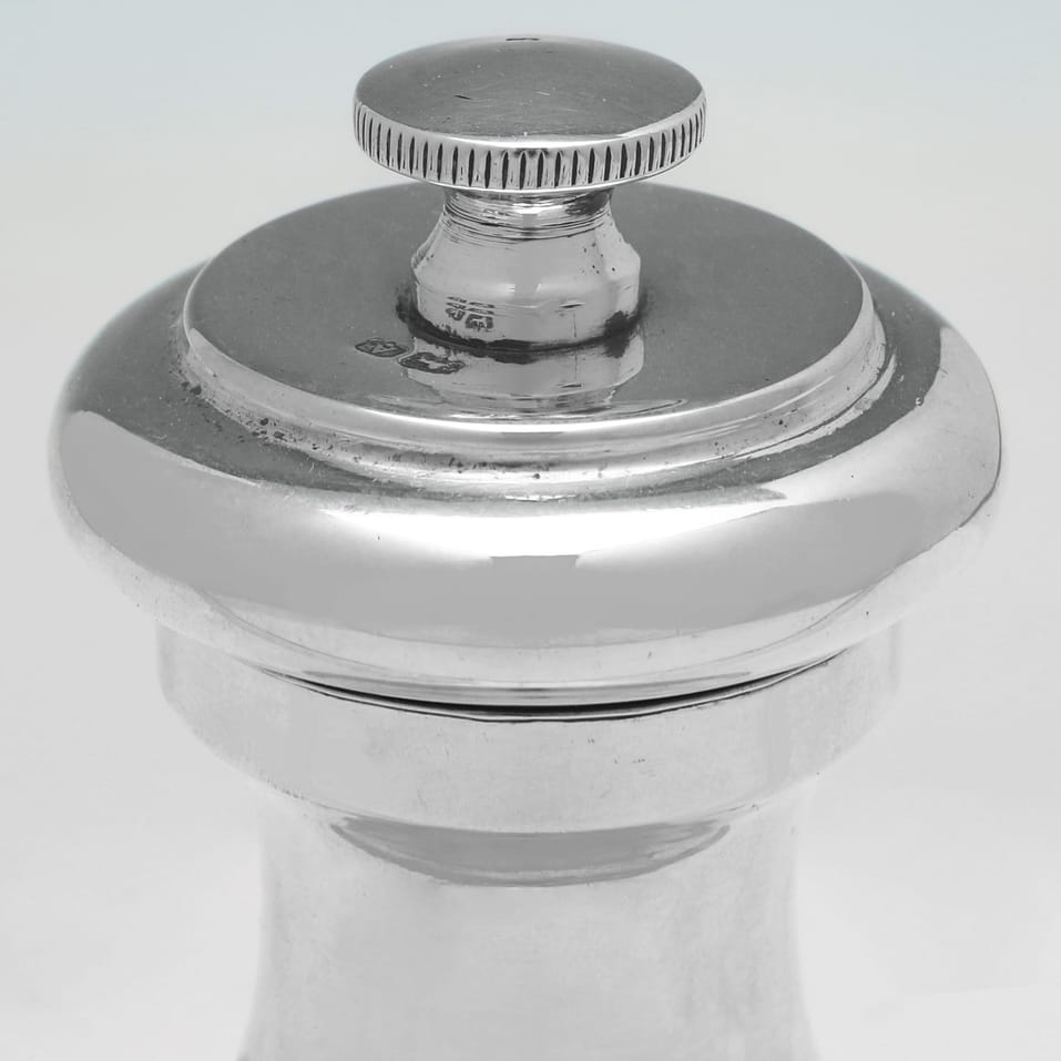 Sterling Silver Pepper Grinder - William Hutton, hallmarked in 1925 Birmingham - George V - Image 3