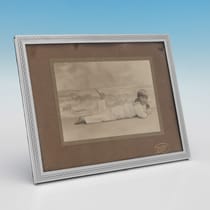 Antique Sterling Silver Photograph Frame - E. Mander & Sons, hallmarked in 1910 Birmingham - George V - Thumbnail 1