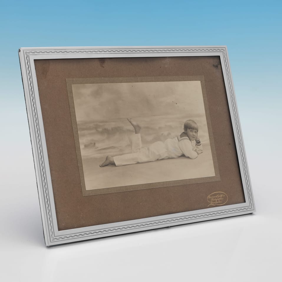 Antique Sterling Silver Photograph Frame - E. Mander & Sons, hallmarked in 1910 Birmingham - George V - Image 1