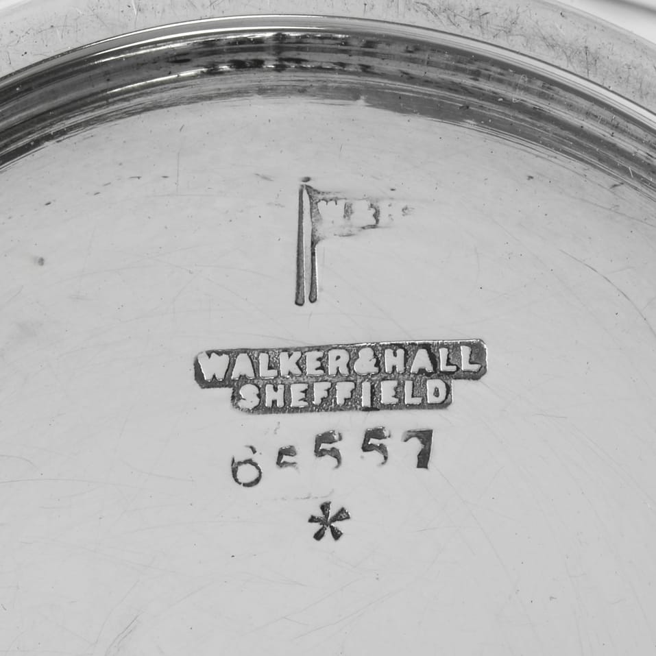 Sterling Silver Pair of Sauce Boats - Walker & Hall, hallmarked in 1933 Sheffield - George V - Image 6