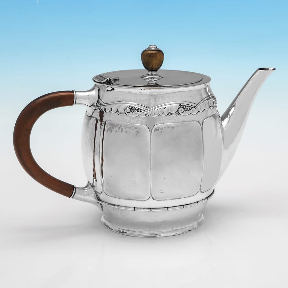 Antique Sterling Silver Arts & Crafts Teapot - Liberty & Co., hallmarked in 1914 Birmingham - George V - Image 2