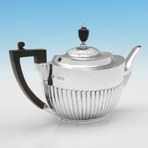 Antique Sterling Silver Teapot - William Hutton, hallmarked in 1909 London - Edwardian - Thumbnail 2