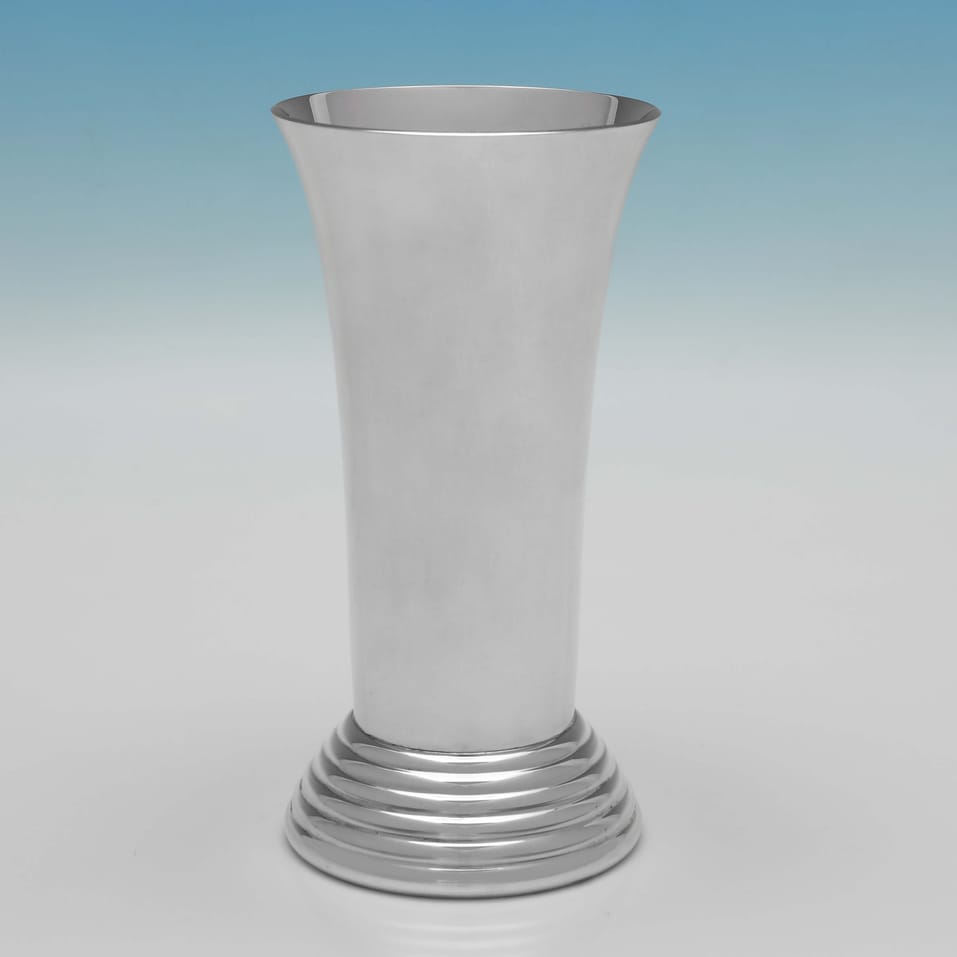 Sterling Silver Vase - Garrard & Co., hallmarked in 1997 London - Elizabeth II - Image 1